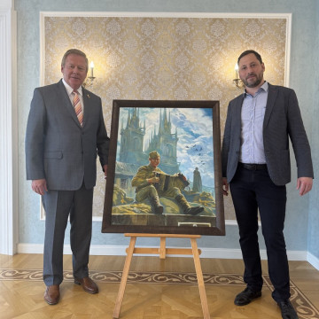 Редакция журнала «Русская Галерея – XXI век» подарила постоянному представителю при отделении ООН в Женеве Геннадию Гатилову одну из работ выставки - произведение А.Епишина "Пражская улица на запад нас ведёт".